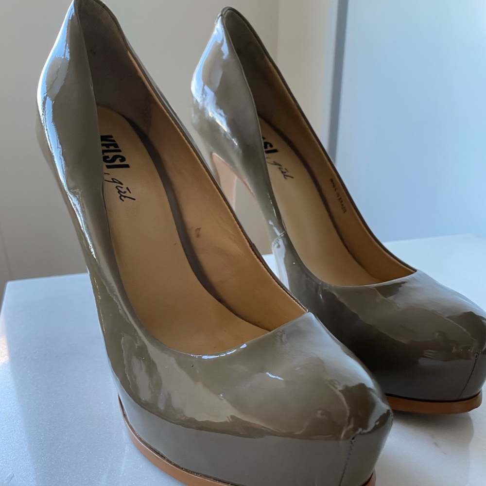 Kelsi Dagger linzy Pump